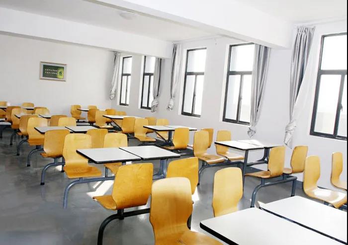 復(fù)工加防疫，榮大候車亭兩不誤配圖五